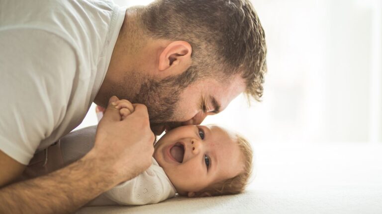 Is het belangrijk voor een baby om de vader te blijven zien - Verder Online