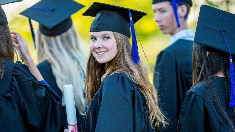 Moet ik mee naar de diploma-uitreiking van mijn kind - Verder Online