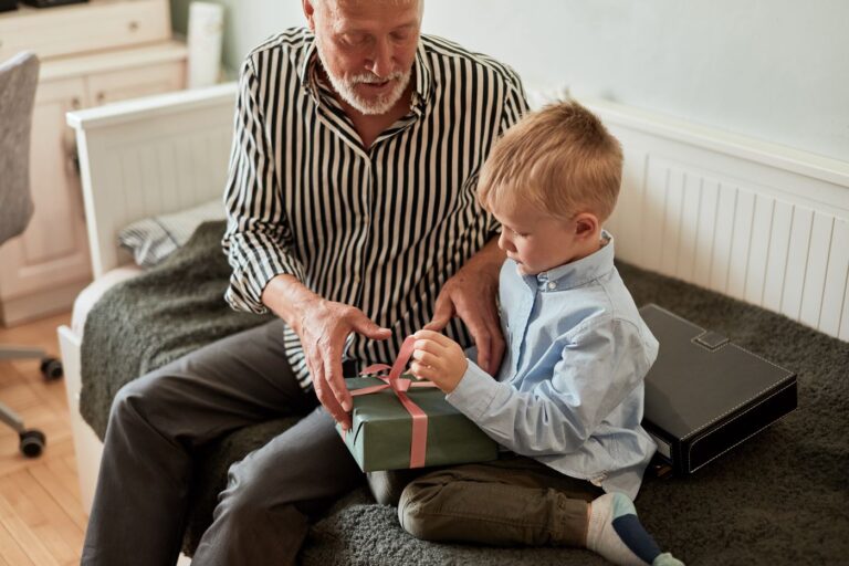 Nieuw wetsvoorstel geeft opa’s en oma’s meer kans op een omgangsregeling met de kleinkinderen ​- Verder Online